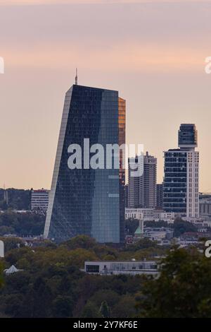 Die Europäische Zentralbank EZB und der Henninger-Turm in Frankfurt am Main zwei Wahrzeichen der Stadt Frankfurt am Main: Die Europäische Zentralbank EZB und der Henninger-Turm. Frankfurt am Main Lohrberg Hessen Deutschland *** die Europäische Zentralbank EZB und der Henninger Turm in Frankfurt am Main zwei Wahrzeichen der Stadt Frankfurt am Main die Europäische Zentralbank EZB und der Henninger Turm Frankfurt am Main Lohrberg Hessen Deutschland 2024-09-30 ffm ezb henninger-turm 01 Stockfoto