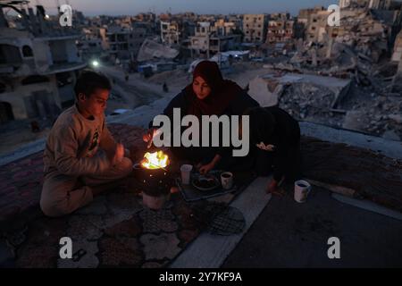 Gaza, Gaza, Palästina. 30. September 2024. Das tägliche Leben in der Stadt Khan Yunis südlich des Gazastreifens am 30. September 2024. (Kreditbild: © Saher Alghorra/ZUMA Press Wire) NUR REDAKTIONELLE VERWENDUNG! Nicht für kommerzielle ZWECKE! Stockfoto