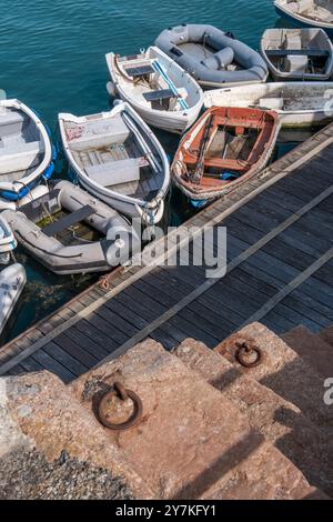 Blick aus einem hohen Winkel auf Boote, die im Hafen von St. Aubin liegen. Stockfoto