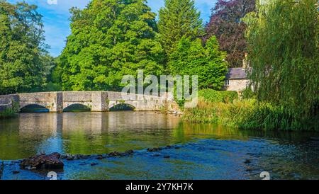 Sheepwash Bridge über den River Wye bei Ashford im Wasser bei Bakewell, Derbyshire, Großbritannien Stockfoto