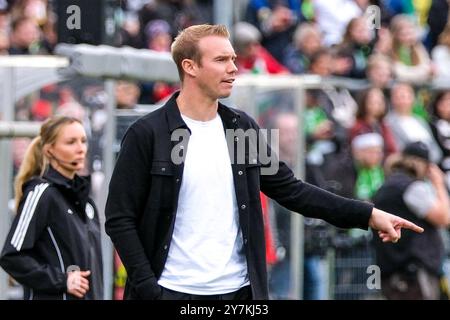 Tommy Stroot (VfL Wolfsburg, Trainer) gestikuliert, GER, Eintracht Frankfurt vs VfL Wolfsburg, Fussball, Google Pixel Frauen Bundesliga, 4. Spieltag, Saison 2024/2025, 29.09.2024 DFB-VORSCHRIFTEN VERBIETEN DIE VERWENDUNG VON FOTOGRAFIEN als BILDSEQUENZEN und/oder QUASI-VIDEO. Foto: Eibner-Pressefoto/Florian Wiegand Stockfoto