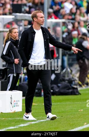 Tommy Stroot (VfL Wolfsburg, Trainer) gestikuliert, GER, Eintracht Frankfurt vs VfL Wolfsburg, Fussball, Google Pixel Frauen Bundesliga, 4. Spieltag, Saison 2024/2025, 29.09.2024 DFB-VORSCHRIFTEN VERBIETEN DIE VERWENDUNG VON FOTOGRAFIEN als BILDSEQUENZEN und/oder QUASI-VIDEO. Foto: Eibner-Pressefoto/Florian Wiegand Stockfoto