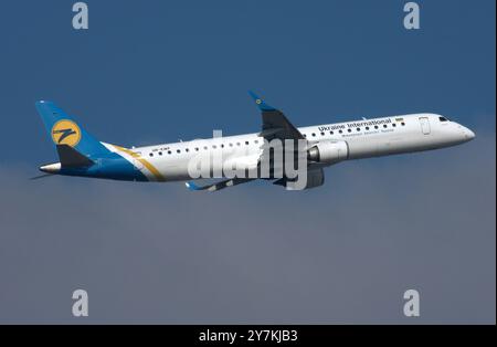 Eine Embraer 190-200LR von Ukraine International Airlines am Flughafen London Gatwick Stockfoto