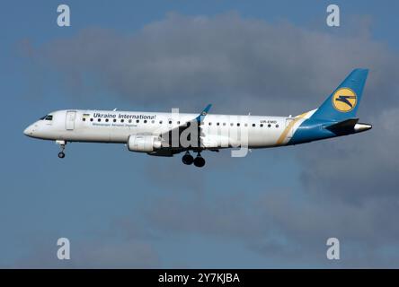 Eine Embraer 190-200LR von Ukraine International Airlines am Flughafen London Gatwick Stockfoto