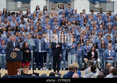 Washington, Vereinigte Staaten. 30. September 2024. US-Präsident Joe Biden nimmt am 30. September 2024 im Weißen Haus in Washington, DC, an einer Veranstaltung Teil, die die Olympischen und Paralympischen Teams 2024 der USA feiert. Quelle: Chris Kleponis/CNP/dpa/Alamy Live News Stockfoto