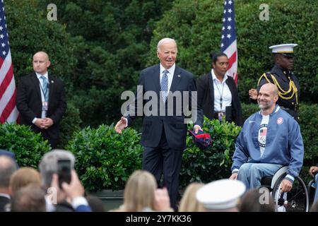 Washington, Vereinigte Staaten. 30. September 2024. US-Präsident Joe Biden trifft am 30. September 2024 im Weißen Haus in Washington, DC zu einer Veranstaltung ein, bei der die Olympischen und Paralympischen Teams der USA 2024 gefeiert werden. Quelle: Chris Kleponis/CNP/dpa/Alamy Live News Stockfoto