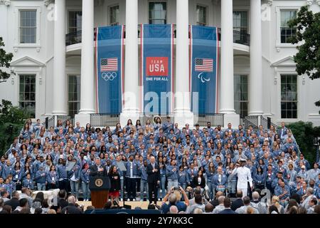 Washington, Vereinigte Staaten. 30. September 2024. US-Präsident Joe Biden nimmt am 30. September 2024 im Weißen Haus in Washington, DC, an einer Veranstaltung Teil, die die Olympischen und Paralympischen Teams 2024 der USA feiert. Quelle: Chris Kleponis/CNP/dpa/Alamy Live News Stockfoto