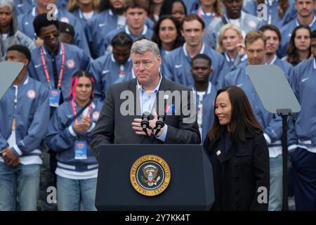 Washington, Vereinigte Staaten. 30. September 2024. Jim Huske, Elternteil des Athleten Torri Huske, spricht am 30. September 2024 im Weißen Haus in Washington, DC, eine Veranstaltung zur Feier der Olympischen und Paralympischen Teams 2024 in den USA. Quelle: Chris Kleponis/CNP/dpa/Alamy Live News Stockfoto