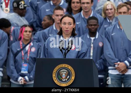 Washington, Vereinigte Staaten. 30. September 2024. Athlet Torri Huske spricht während einer Veranstaltung, die 2024 US-Olympischen und Paralympischen Teams im Weißen Haus in Washington DC am 30. September 2024 feiert. Quelle: Chris Kleponis/CNP/dpa/Alamy Live News Stockfoto