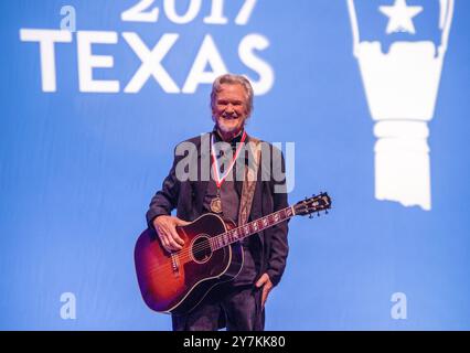 Austin Texas USA, 22. Februar 2017: Texanischer Sänger, Songwriter und Schauspieler KRIS KRISTOFFERSON tritt bei den Texas Medal of Arts Awards in der Bass Concert Hall der University of Texas auf. Kristofferson starb im Alter von 88 Jahren am 28. September 2024 in Hawaii. ©Bob Daemmrich Stockfoto