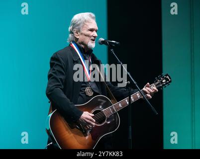 Austin Texas USA, 22. Februar 2017: Texanischer Sänger, Songwriter und Schauspieler KRIS KRISTOFFERSON tritt bei den Texas Medal of Arts Awards in der Bass Concert Hall der University of Texas auf. Kristofferson starb im Alter von 88 Jahren am 28. September 2024 in Hawaii. ©Bob Daemmrich Stockfoto