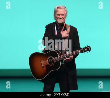 Austin Texas USA, 22. Februar 2017: Texanischer Sänger, Songwriter und Schauspieler KRIS KRISTOFFERSON tritt bei den Texas Medal of Arts Awards in der Bass Concert Hall der University of Texas auf. Kristofferson starb im Alter von 88 Jahren am 28. September 2024 in Hawaii. ©Bob Daemmrich Stockfoto