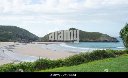 Wunderschöner Blick aus der Vogelperspektive auf den leeren Strand in Asturien. Barro, Llanes, Spanien Stockfoto