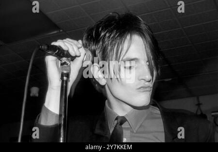 MENSWEAR, ERSTE UK-TOUR, 1995: Johnny Dean von der Britpop-Band Herrenmode spielte live an der Glamorgan University in Wales, Großbritannien am 4. Mai 1995. Foto: Rob Watkins. INFO: Menswear ist eine britische Indie-Rock-Band, die während der Britpop-Ära der 1990er Jahre entstand. Bekannt für ihr stilvolles Image und ihren energiegeladenen Sound, erregten sie Aufmerksamkeit mit Hits wie „Daydreamer“ und „Stardust“, die zackige Gitarren mit eingängigen, poppigen Melodien verschmelzen. Stockfoto