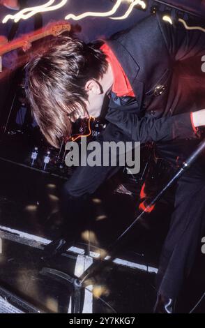 MENSWEAR, ERSTE UK-TOUR, 1995: Johnny Dean von der Britpop-Band Herrenmode spielte live an der Glamorgan University in Wales, Großbritannien am 4. Mai 1995. Foto: Rob Watkins. INFO: Menswear ist eine britische Indie-Rock-Band, die während der Britpop-Ära der 1990er Jahre entstand. Bekannt für ihr stilvolles Image und ihren energiegeladenen Sound, erregten sie Aufmerksamkeit mit Hits wie „Daydreamer“ und „Stardust“, die zackige Gitarren mit eingängigen, poppigen Melodien verschmelzen. Stockfoto