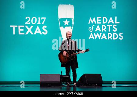 Austin, Texas, USA. Februar 2017. Der texanische Sänger, Songwriter und Schauspieler KRIS KRISTOFFERSON tritt am 22. Februar 2017 bei den Texas Medal of Arts Awards in der Bass Concert Hall 2017 der UT auf. Kristofferson, der eine frühe Militärkarriere zum Singen, Schreiben und Aufführen weitergab, verstarb am 28. September 2024 mit 88 Jahren in Hawaii. (Kreditbild: © Bob Daemmrich/ZUMA Press Wire) NUR REDAKTIONELLE VERWENDUNG! Nicht für kommerzielle ZWECKE! Stockfoto