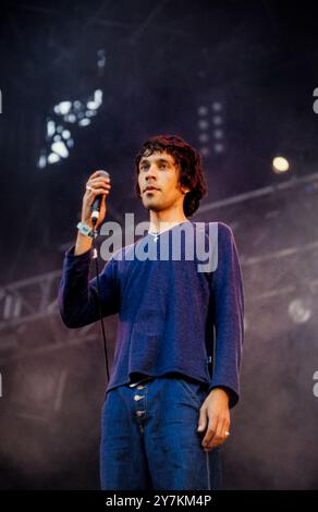 RICK WITTER, SHED SEVEN, READING FESTIVAL 98: Rick Witter Sänger von Shed Seven spielen die Hauptbühne beim Reading Festival, England, 30. August 1998. Foto: Rob Watkins. INFO: Shed Seven, eine britische Indie-Rock-Band, die 1990 gegründet wurde, erlangte in der Britpop-Ära der 90er Jahre einen Bekanntheitsgrad. Hits wie Chasing Rainbows und Alben wie A Maximum High zeigten ihren melodischen Sound. Stockfoto