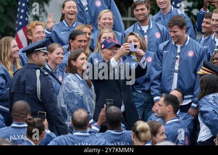 US-Präsident Joe Biden macht Fotos mit Athleten während einer Veranstaltung, bei der die Olympischen und Paralympischen Teams 2024 der USA im Weißen Haus in Washington, DC, am 30. September 2024 gefeiert werden. Kredit: Chris Kleponis/CNP/MediaPunch Stockfoto