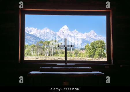 Grand Tetons mit einem Holzkreuz aus der Kapelle der Verklärung im Grand Teton National Park, Wyoming, USA Stockfoto