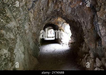 Ein Tunnel auf dem Fußweg durch die Cares-Schlucht (Garganta del Cares) im Picos de Europa, Nordspanien. Stockfoto