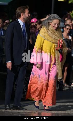 Athen, Griechenland. 28. September 2024. Der Herzog und die Herzogin von Aosta kommen in der Metropolitan Cathedral in Athen zur Hochzeit von Prinzessin Theodora und Matthew Kumar an. Quelle: Dimitris Aspiotis/Alamy Stockfoto