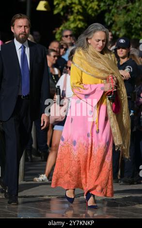 Athen, Griechenland. 28. September 2024. Der Herzog und die Herzogin von Aosta kommen in der Metropolitan Cathedral in Athen zur Hochzeit von Prinzessin Theodora und Matthew Kumar an. Quelle: Dimitris Aspiotis/Alamy Stockfoto