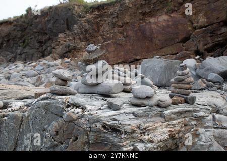 Gestapelte Felsen am Ufer Stockfoto