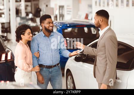 Afro Paar Erhält Schlüssel Vom Manager Im Mietwagenbüro Stockfoto