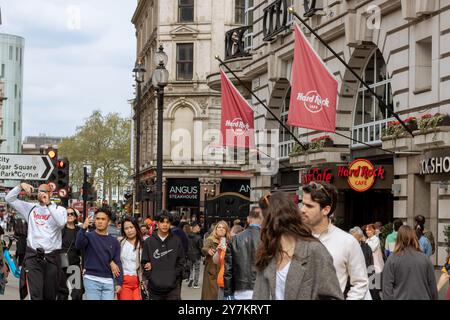 London, England, April 30 2023: Eingang des Hard Rock Cafe im Piccadilly Circus mit einer Menschenmenge, die vorbeiläuft Stockfoto