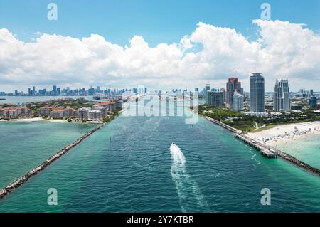 Blick aus der Vogelperspektive auf die Küste von Miami Beach. Panoramablick auf Miami Beach. Blick aus der Vogelperspektive auf den South Pointe Park. Miami City. Blick von oben auf South Miami Stockfoto