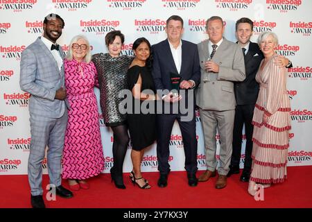 Der Name des Produzenten Mike Hobson (von links nach rechts) wurde hinzugefügt: Dex Lee, Janice Connolly, Dido Miles, Bharti Patel, Produzent Mike Hobson, Chris Walker, Ross McLaren und Sarah Moyle mit dem Outstanding Achievement Award bei den Inside Soap Awards im Salsa Temple in London. Bilddatum: Montag, 30. September 2024. Stockfoto