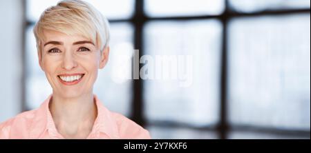 Porträt Einer Glücklichen Geschäftsfrau, Die Im Modernen Büro Posiert Stockfoto