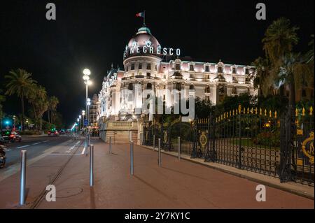 Nizza, Frankreich - 20. September 2024: Beleuchtete Fassade des Hotels Le Negresco an der Promenade des Anglais bei Nacht. Stockfoto