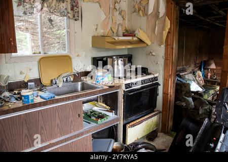 Küchenspüle und Herd in einer verlassenen baufälligen Hütte in Pouch Cove, Neufundland & Labrador, Kanada Stockfoto