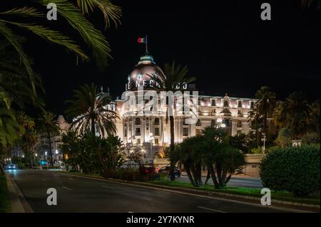 Nizza, Frankreich - 20. September 2024: Beleuchtete Fassade des Hotels Le Negresco an der Promenade des Anglais bei Nacht. Stockfoto