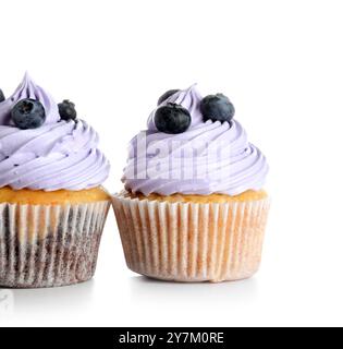 Leckere Cupcakes mit Heidelbeeren auf weißem Hintergrund Stockfoto