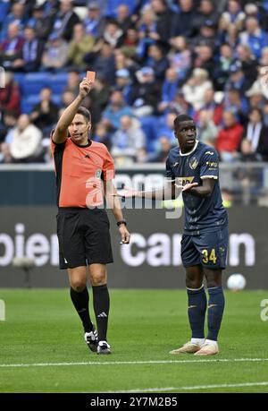 Schiedsrichter Tobias Reichel zeigt Stanley Nsoki TSG 1899 Hoffenheim (34) rote Karte rot abschicken, PreZero Arena, Sinsheim, Baden-Württemberg, Deutschland, Eu Stockfoto