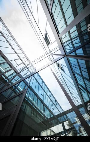 Blick auf den Himmel zwischen blau-weiß spiegelnden Glasgebäuden, Universität Stuttgart, Deutschland, Europa Stockfoto