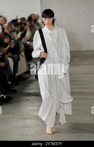 Paris, Frankreich. September 2024. Ein Model ist auf dem Catwalk der by Niccolo Pasqualetti Fashion Show während der Frühjahr Sommer 2025 Collections Fashion Show auf der Paris Fashion Week am 29. September 2024 zu sehen (Foto: Jonas Gustavsson/SIPA USA) Credit: SIPA USA/Alamy Live News Stockfoto