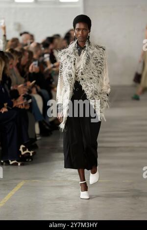 Paris, Frankreich. September 2024. Ein Model ist auf dem Catwalk der by Niccolo Pasqualetti Fashion Show während der Frühjahr Sommer 2025 Collections Fashion Show auf der Paris Fashion Week am 29. September 2024 zu sehen (Foto: Jonas Gustavsson/SIPA USA) Credit: SIPA USA/Alamy Live News Stockfoto