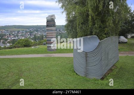 Skulptur Stapel von Büchern mit Landschaft, Bücher, Buch, Stapel, gestapelt, hoch, übereinander, Steinskulpturenpark, Ebernburg, Bad Münster am Ste Stockfoto