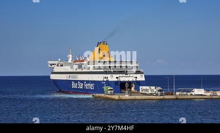 Große Fähre von Blue Star Ferries am Hafen, bereit für die Abfahrt auf klarem und ruhigem Meer, Bluestar Chios Fähre, Pigadia, Stadt und Hafen, Pigadia B Stockfoto