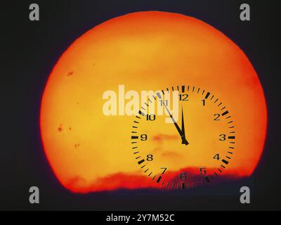 Symbolisches Bild, Sonne, fünf bis zwölf, Uhr, Klimawandel, globale Erwärmung, Dürre, Hitze Stockfoto