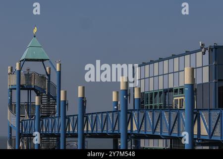 Aussichtsplattform und modernes Gebäude im Hintergrund, klarer Himmel und sanfte Beleuchtung, norden, norddeich, nordsee, deutschland Stockfoto