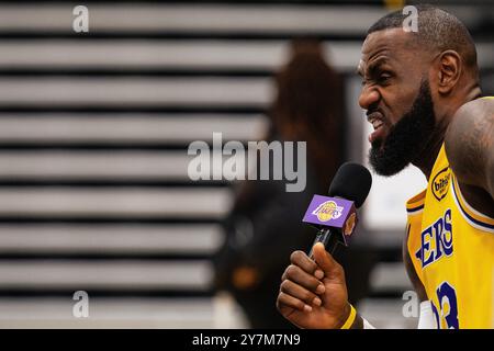 El Segundo, USA. 30. September 2024. Basketball, NBA, Media Day, Los Angeles Lakers: LeBron James beantwortet Fragen während einer Pressekonferenz. Quelle: Maximilian Haupt/dpa/Alamy Live News Stockfoto