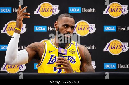 El Segundo, USA. 30. September 2024. Basketball, NBA, Media Day, Los Angeles Lakers: LeBron James beantwortet Fragen während einer Pressekonferenz. Quelle: Maximilian Haupt/dpa/Alamy Live News Stockfoto