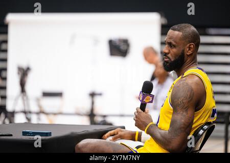 El Segundo, USA. 30. September 2024. Basketball, NBA, Media Day, Los Angeles Lakers: LeBron James beantwortet Fragen während einer Pressekonferenz. Quelle: Maximilian Haupt/dpa/Alamy Live News Stockfoto