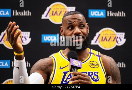 El Segundo, USA. 30. September 2024. Basketball, NBA, Media Day, Los Angeles Lakers: LeBron James beantwortet Fragen während einer Pressekonferenz. Quelle: Maximilian Haupt/dpa/Alamy Live News Stockfoto