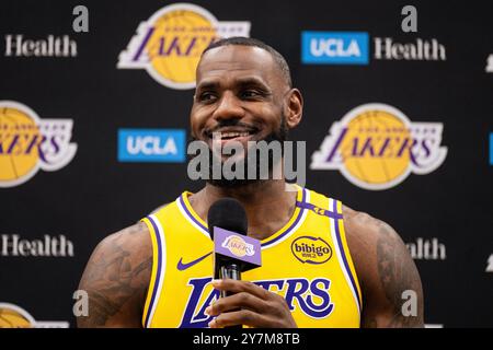 El Segundo, USA. 30. September 2024. Basketball, NBA, Media Day, Los Angeles Lakers: LeBron James beantwortet Fragen während einer Pressekonferenz. Quelle: Maximilian Haupt/dpa/Alamy Live News Stockfoto