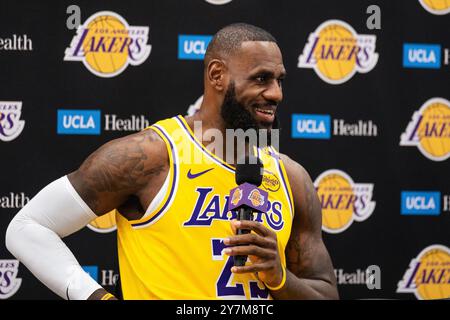 El Segundo, USA. 30. September 2024. Basketball, NBA, Media Day, Los Angeles Lakers: LeBron James beantwortet Fragen während einer Pressekonferenz. Quelle: Maximilian Haupt/dpa/Alamy Live News Stockfoto